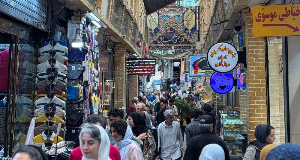نمایی از پیاده‌روی و خرید در بازار تجریش تهران