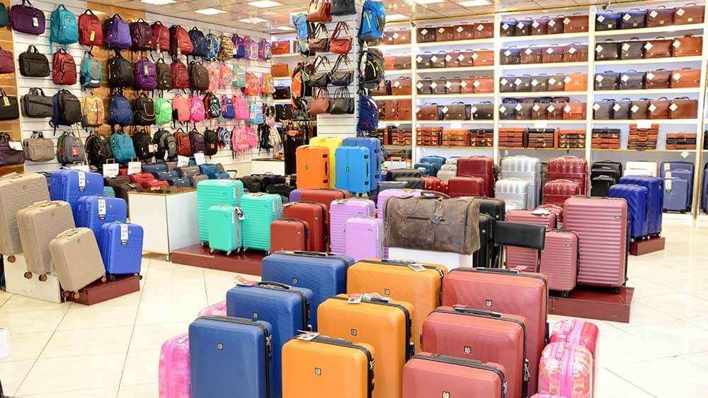 یک مغازه چمدان فروشی در خیابان منوچهری