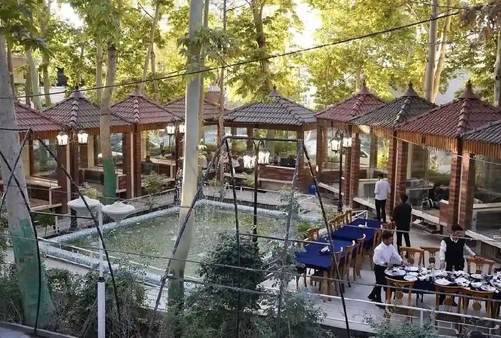 آلاچیق‌های باغ رستوران ارم شاندیز مشهد در فضای باز
