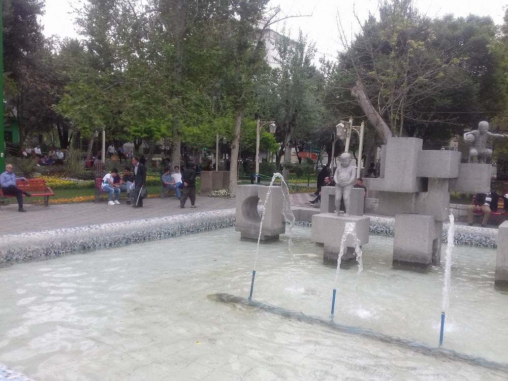 نمایی از پیاده‌روی در پارک دانشجو تهران