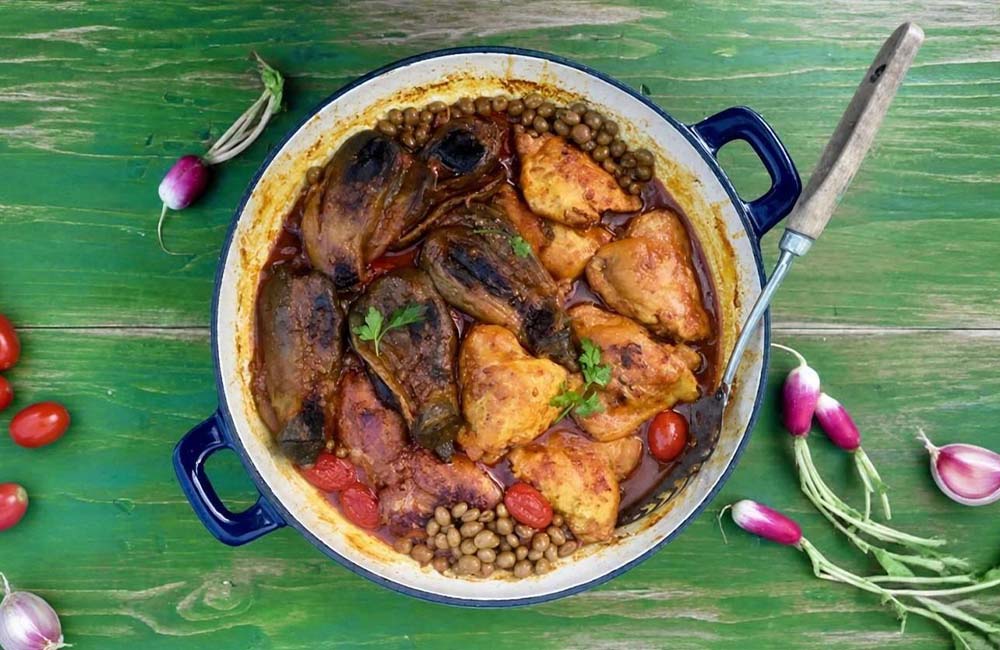 غوره مسما در قابلمه روی یک میز سبز