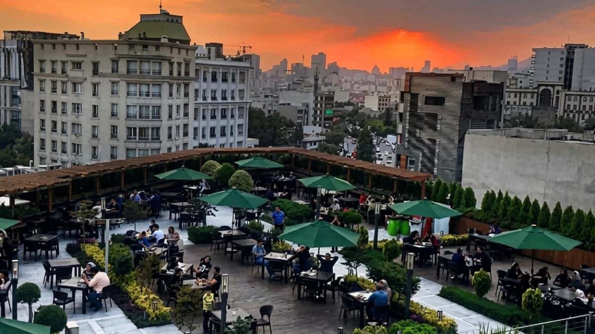 راهنمای جامع بهترین فودکورت های تهران (از شرق تا غرب + آدرس و عکس)