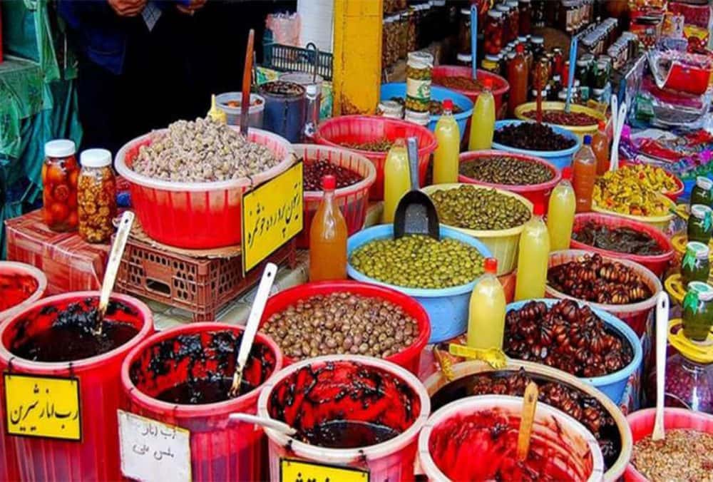 ترشی‌های فروشی در شنبه بازار رامسر