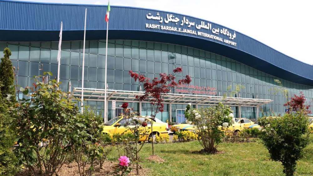تاکسیهای ایستاده در سردر فرودگاه رشت