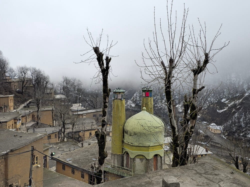 نمایی از مسجد جامع ماسوله در یک روز زمستانی