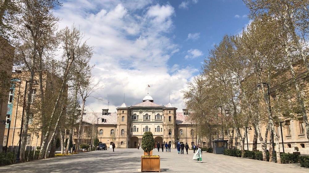 نمایی از پیاده‌روی در میدان مشق تهران در پاییز