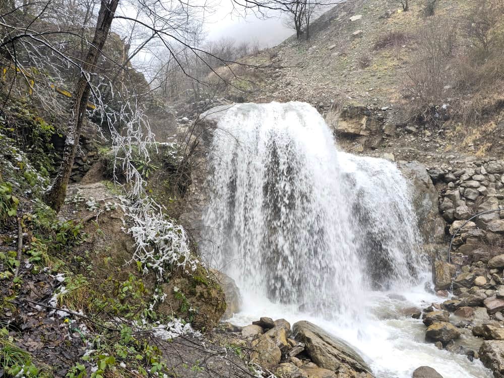 نمایی از یکی از آبشارهای ماسوله در حال جوش و خروش