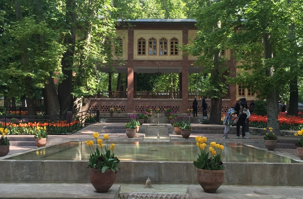 نمایی از پیاده‌روی در باغ ایرانی ده‌ونک تهران در بهار