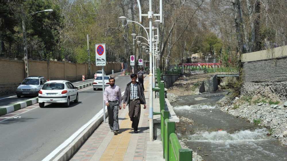 نمایی از خیابان پل رومی در تهران