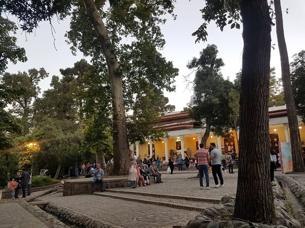 نمایی از پیاده‌روی در پارک قیطریه تهران نزدیک غروب