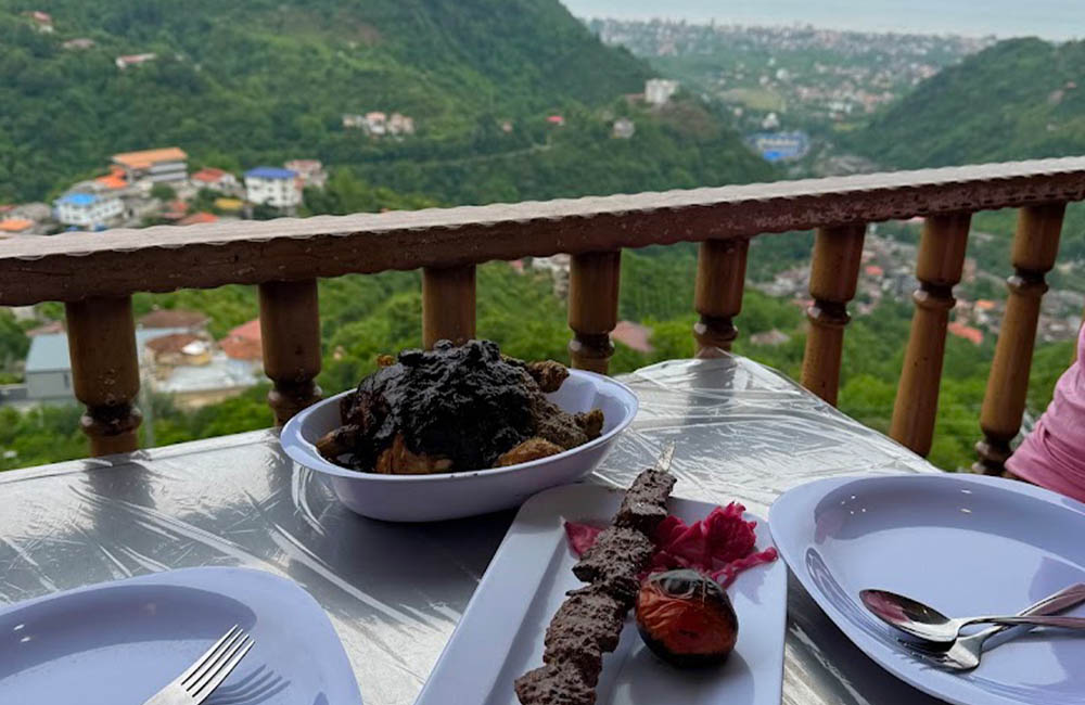 کباب و مرغ در بالکن رستوران خاور خانم