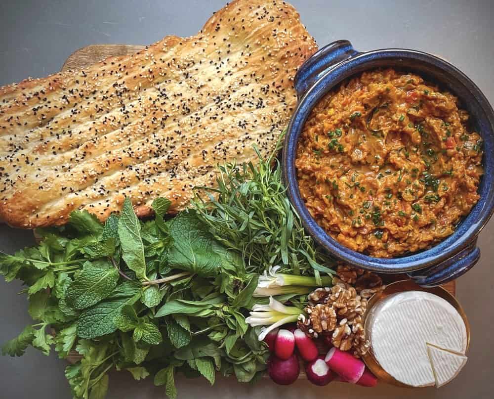 میرزاقاسمی با نان سنگک و سبزی