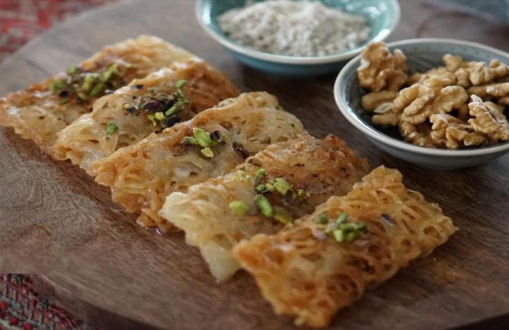 رشته خشکار روی سینی