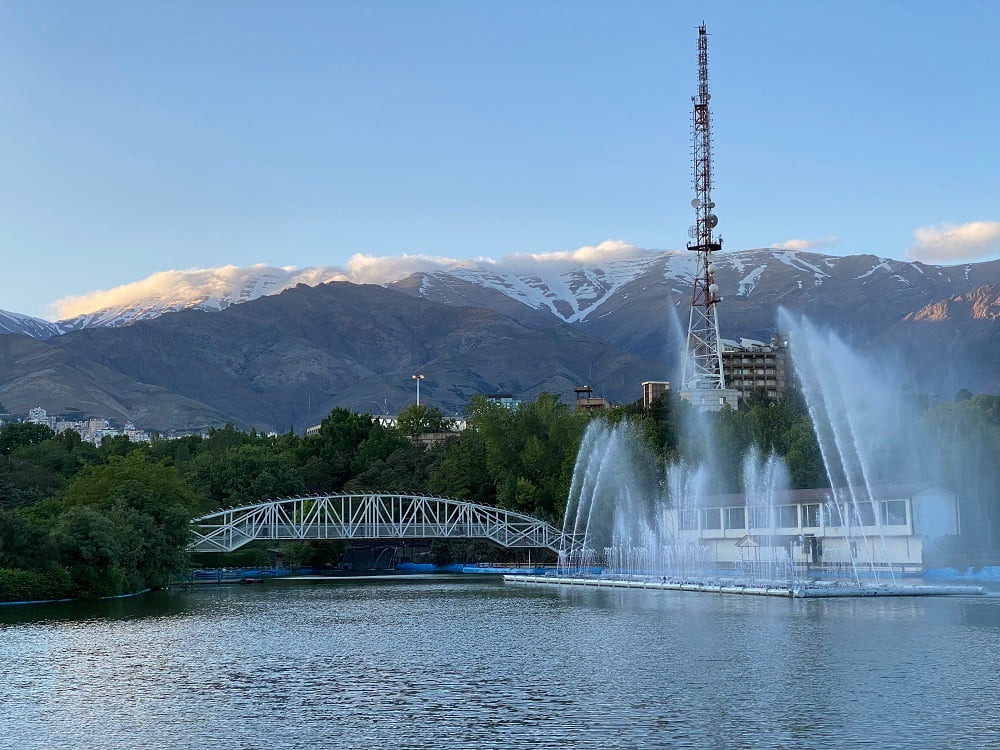 نمایی از دریاچه مصنوعی پارک ملت یکی از مسیرهای پیاده‌روی در تهران