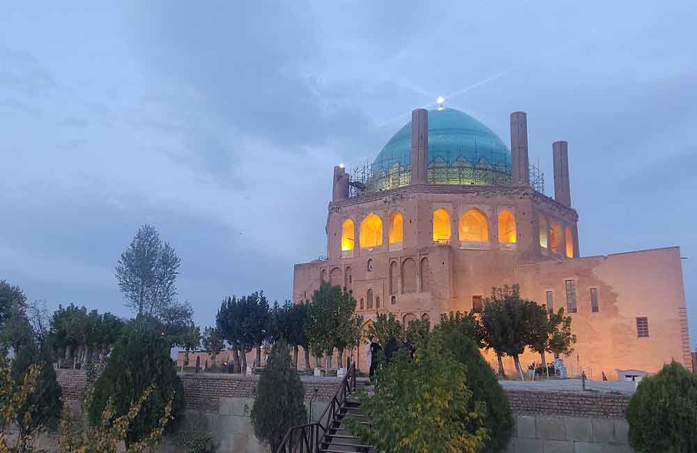 گنبد سلطانیه در زنجان در غروب