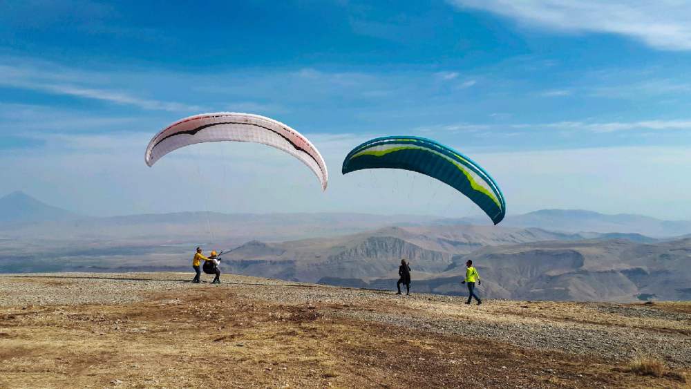 دو پاراگلایدر در حال آماده شدن برای پرواز