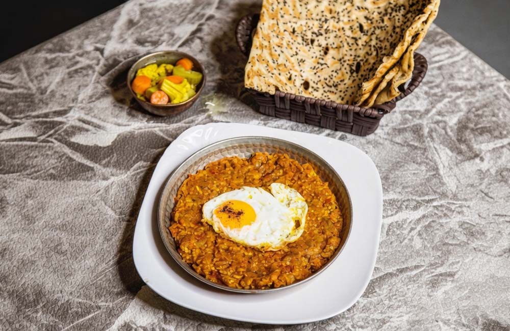 میرزاقاسمی در بشقاب همراه با نان در کنارش