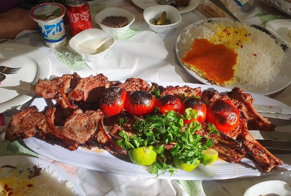 یک پرس شیشلیک در بهترین باغ رستوران شاندیز (ارم شاندیز)