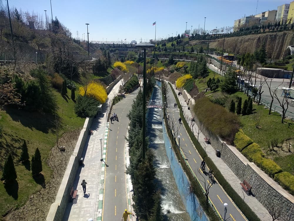 نمایی از پیاده‌روی در بوستان نهج‌البلاغه تهران