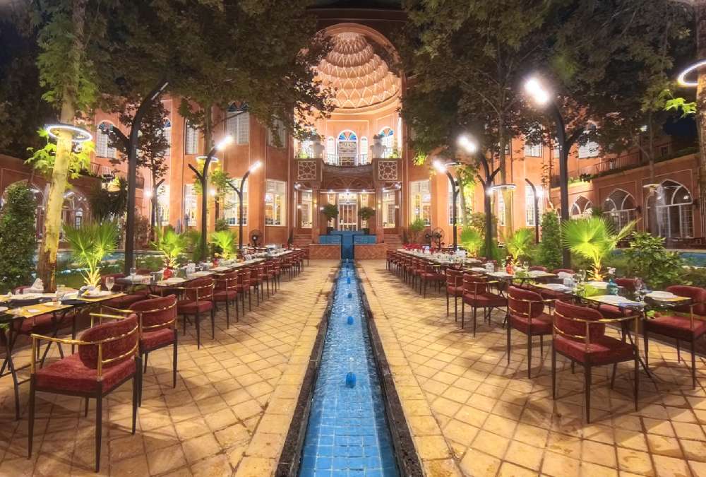 فضای باز رستوران مهستان شعبه شاندیز