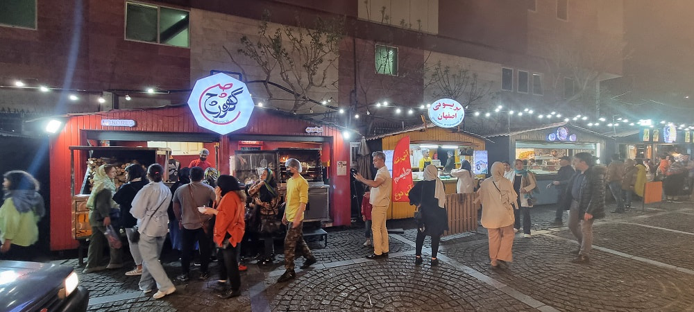نمایی از پیاده‌روی در خیابان سی تیر تهران در شب