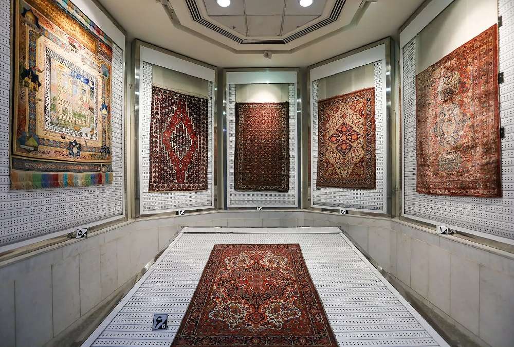 موزه تخصصی فرش آستان قدس رضوی مشهد با نمایش فرشهای نفیس ایرانی