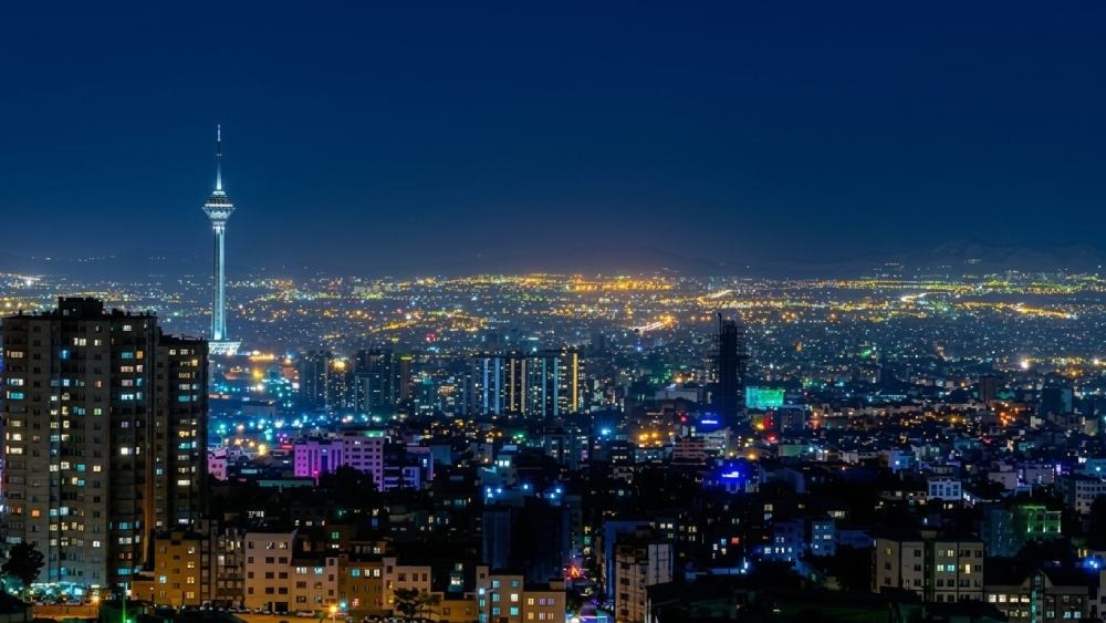 نمایی از تهران با چشمانداز برج میلاد در شب