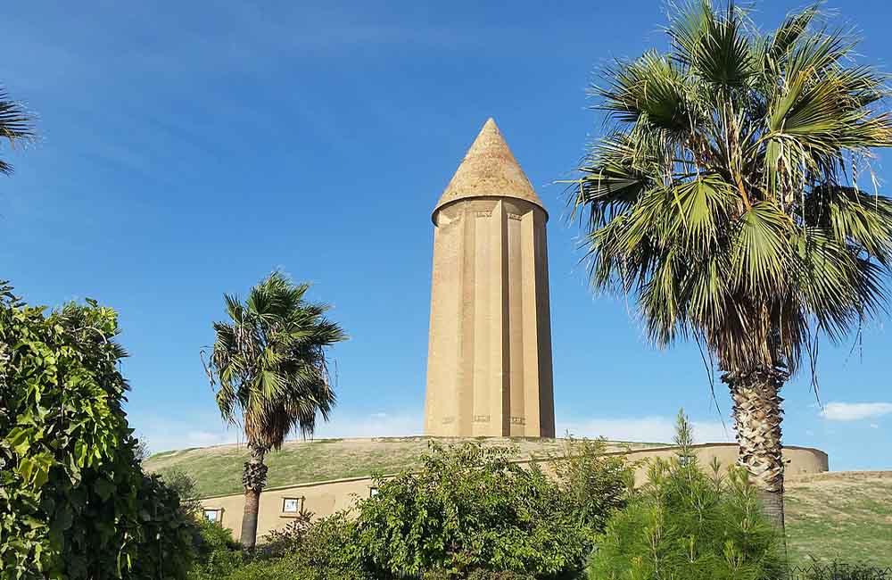 برج گنبد کاووس در گلستان پشت درخت‌ها