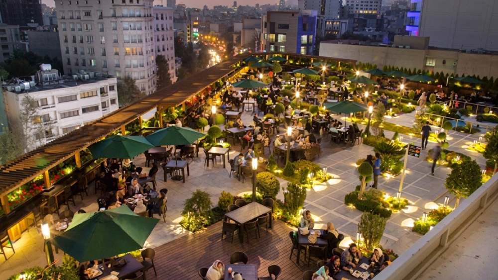 فضای باز فودکورت سانا سنتر در شب