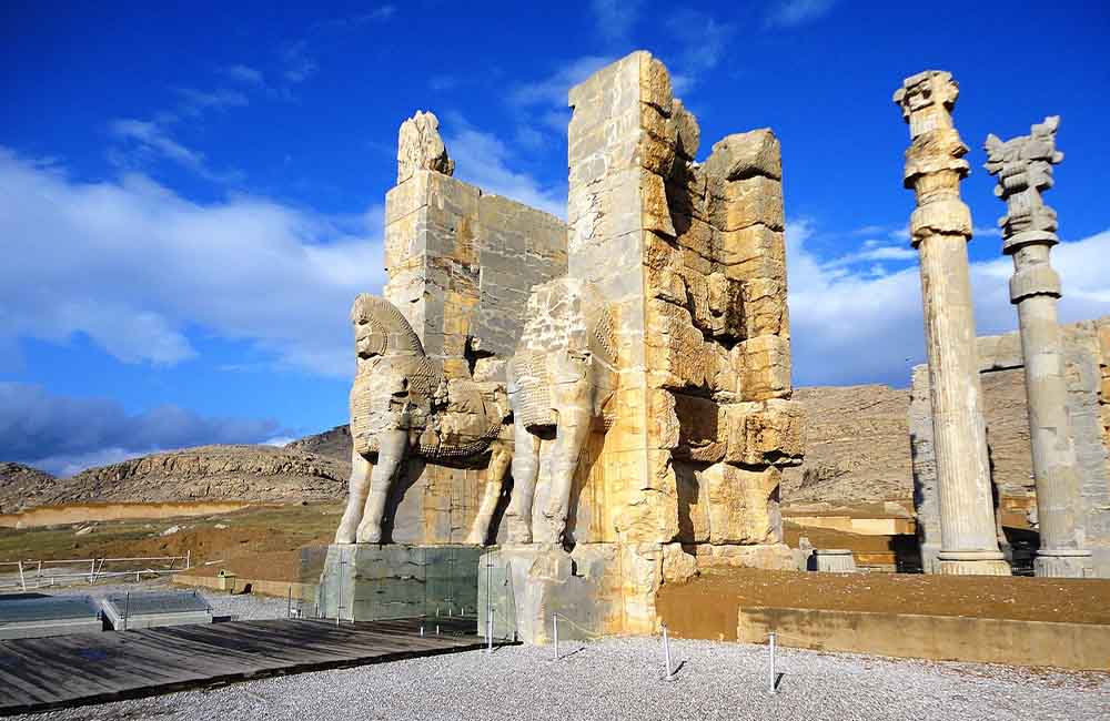 مجسمه‌های اسب در ورودی تخت جمشید