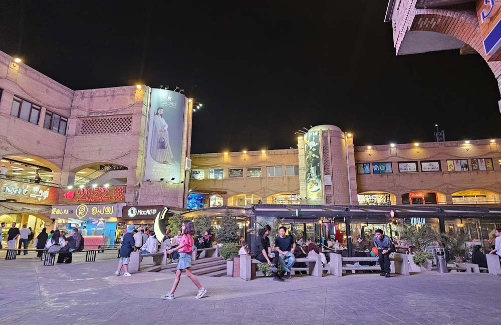 نمای بیرونی مرکز خرید گلستان