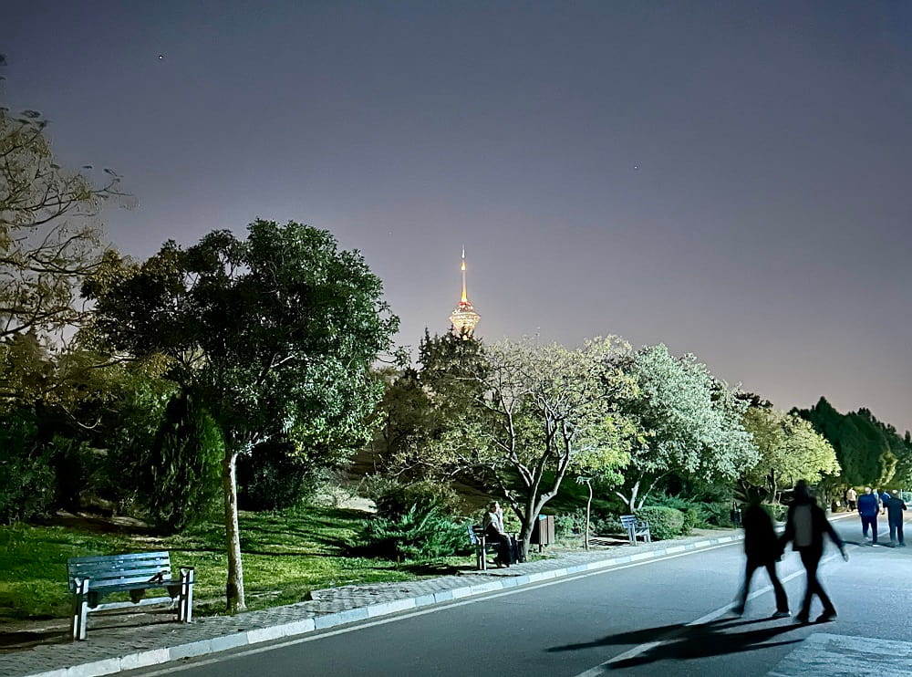 نمایی از پیاده‌روی در پارک پردیسان تهران در شب