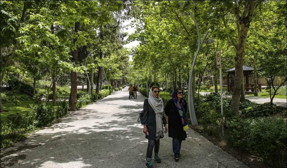 دو خانم در حال قدم زدن در پارک ساعی تهران