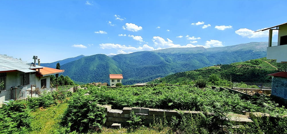 نمایی از روستای سرسبز جواهرده از جاهای دیدنی رامسر در تابستان