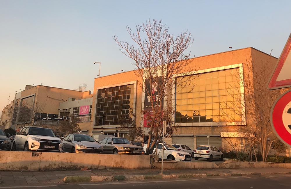 پارکینگ جلوی مجتمع تجاری پارسیان