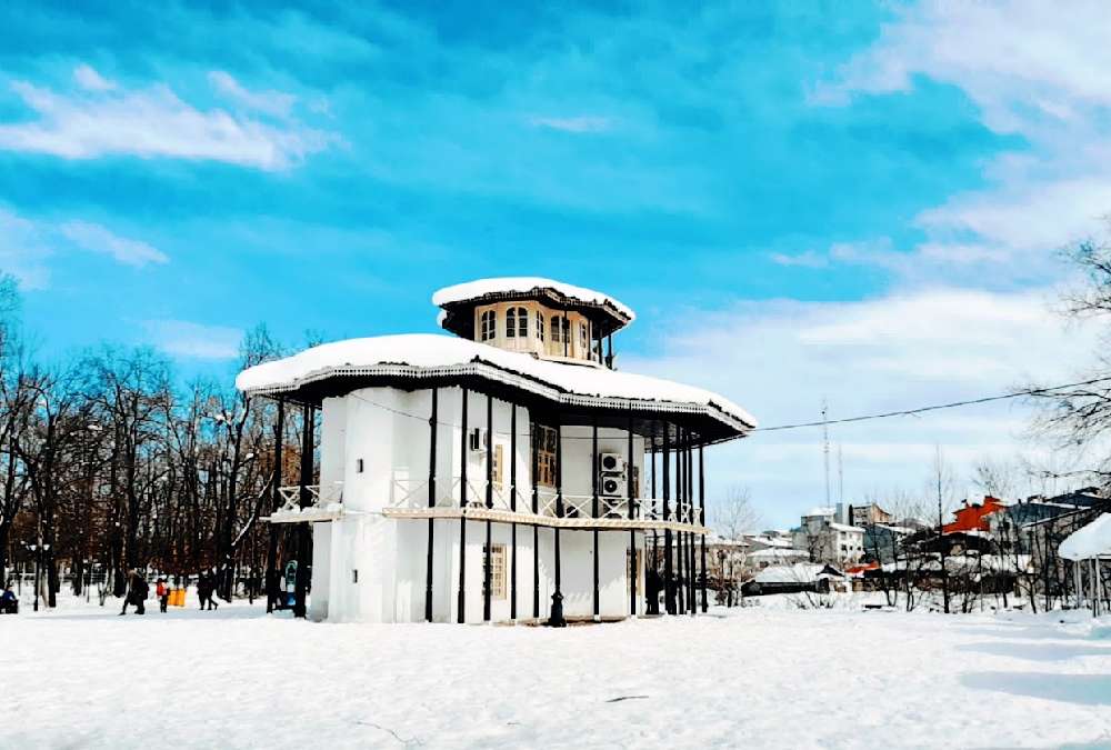 عمارت کلاه فرنگی باغ محتشم رشت پوشیده از برف در زمستان