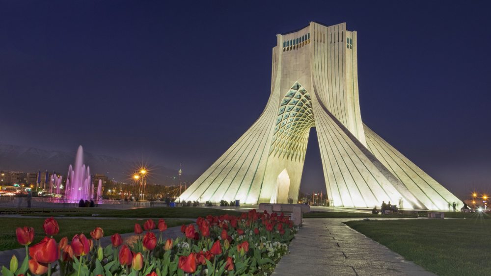 برج آزادی تهران در شب