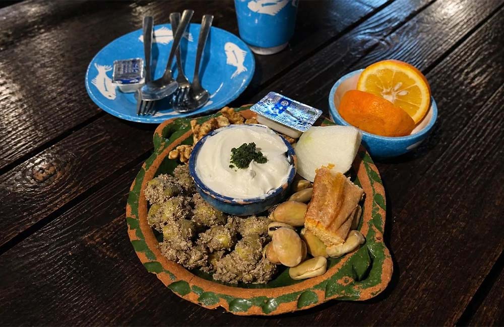 یک پیشغذای کامل گیلانی در یک رستوران