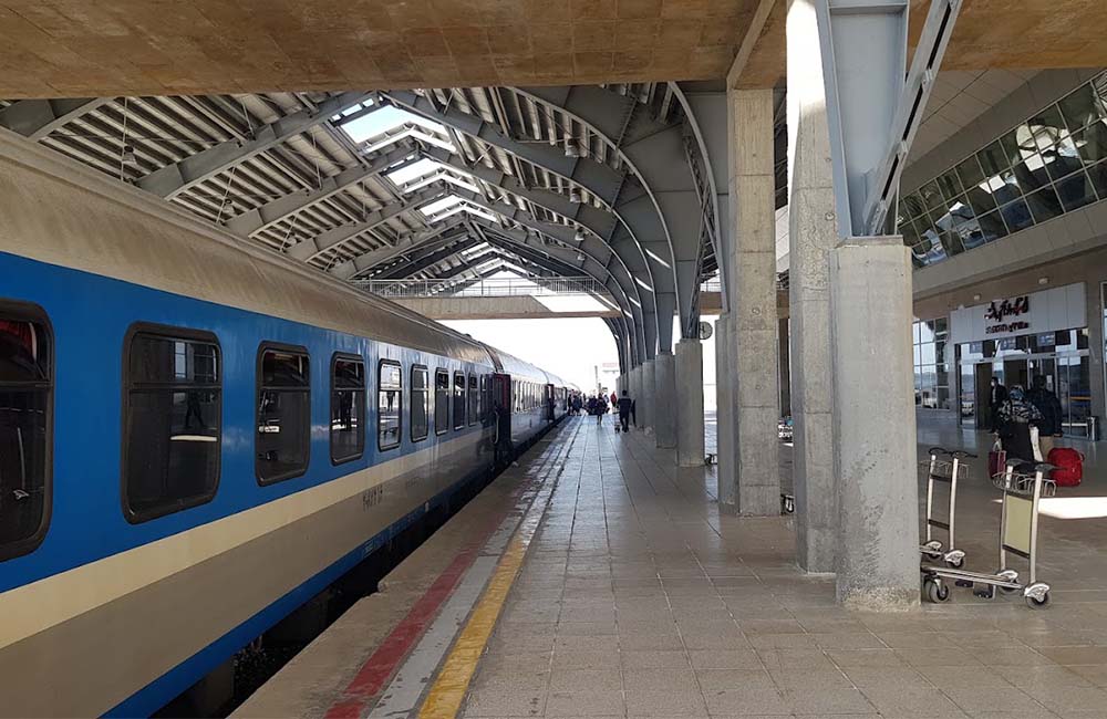 واگنهای قطار در ایستگاه راهآهن رشت