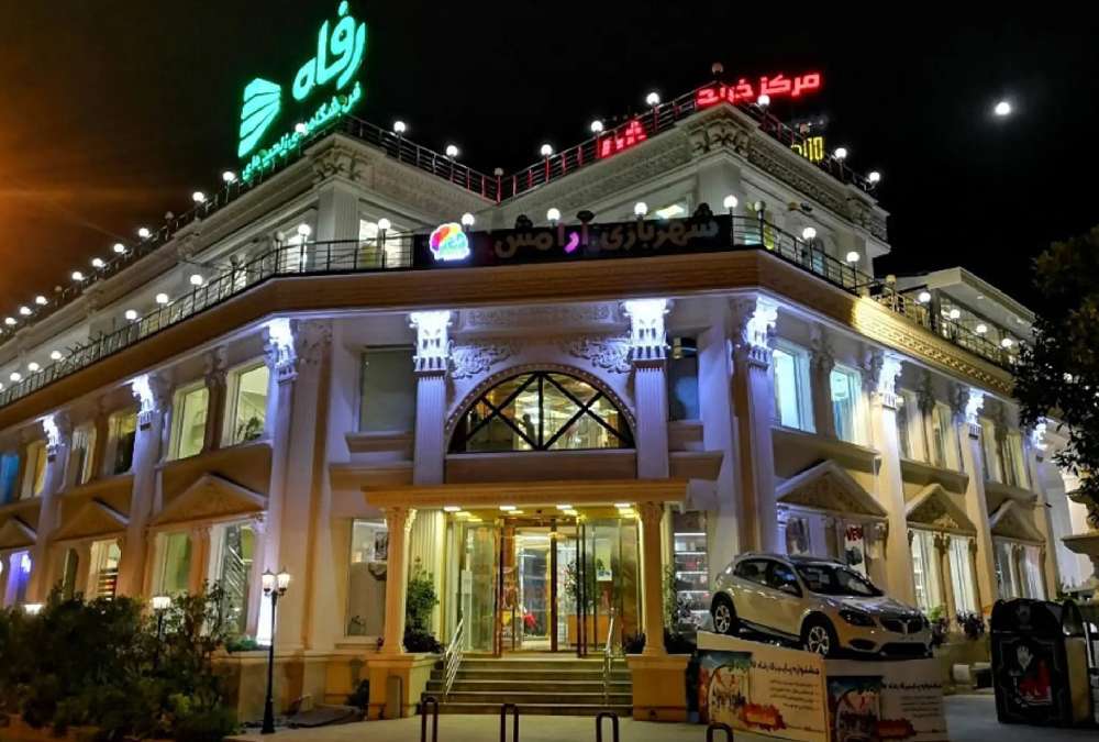 نورپردازی نمای مرکز خرید آرامش رامسر در شب