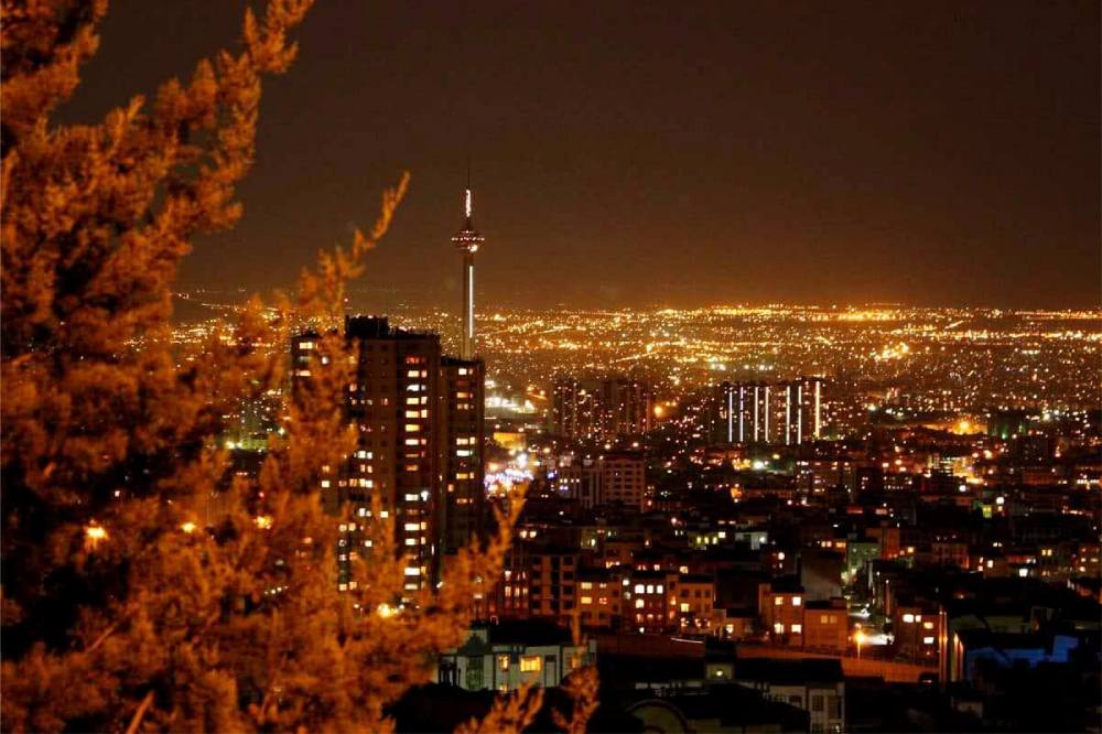 بام تهران در شب با چشم انداز شهر