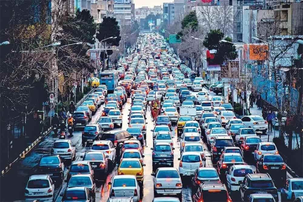 خودروها در ترافیک یکی از خیابانهای تهران