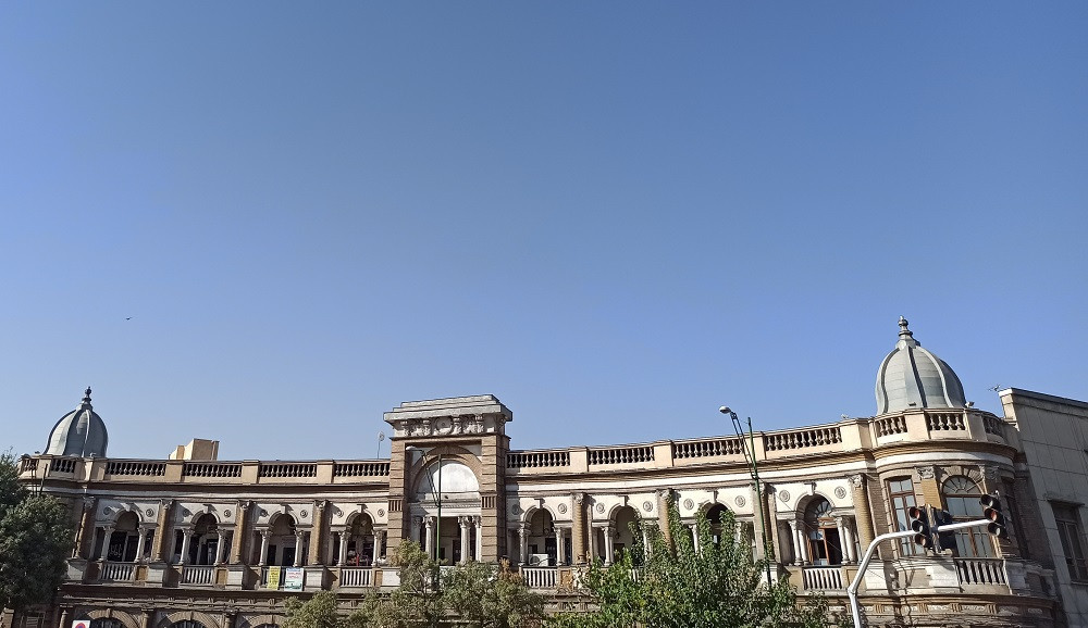 نمایی از پیاده‌روی در میدان حسن‌آباد تهران