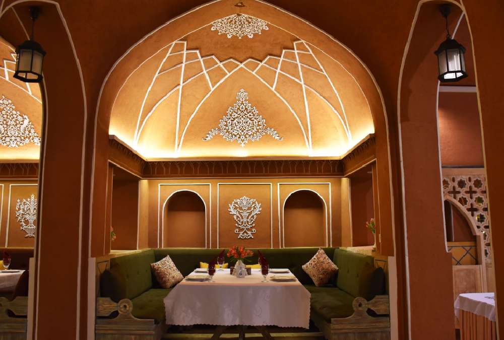دکوراسیون داخلی رستوران سنتی معین درباری مشهد