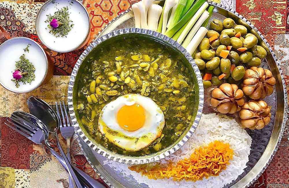 باقلاقاتوق همراه با برنج و لیوانهای دوغ روی یک سفره سنتی