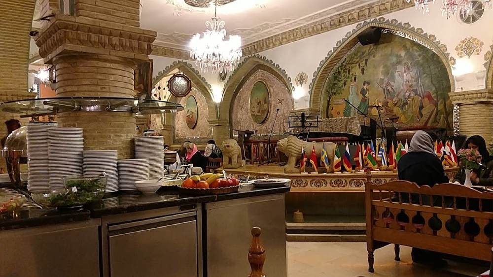 محیط داخلی رستوران عالی قاپو در تهران