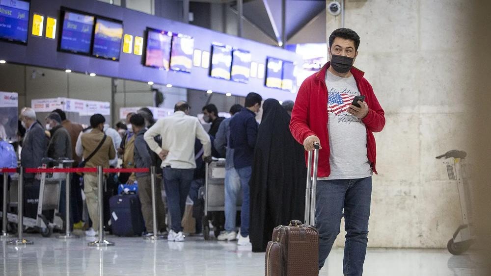 مسافران در صف دریافت کارت پرواز
