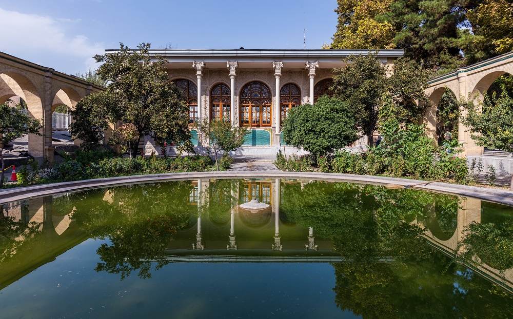 نمایی از محوطه عمارت مسعودیه از جاهای مناسب برای پیاده‌روی در تهران