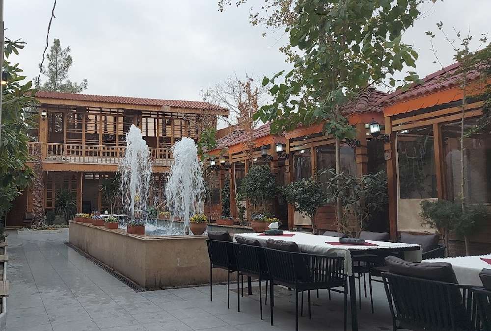 فضای روباز و آلاچیق‌های سنتی رستوران حاج حسن شاندیز مشهد