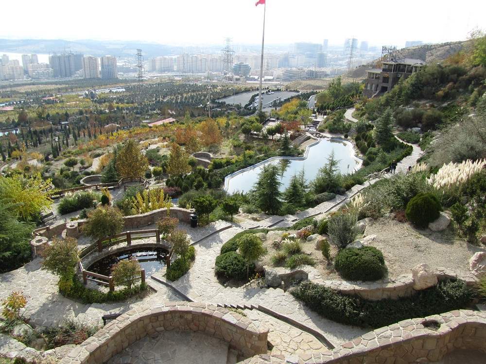 نمایی از مسیرهای پیاده‌روی پارک آبشار تهران